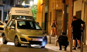 Un conductor choca su veh&iacute;culo contra los pivotes de la calle Jardines