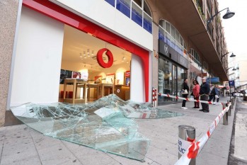 Destrozan una cristalera para robar en una tienda de m&oacute;viles de la Plaza Mayor