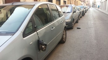 La Polic&iacute;a Local detiene a un menor por romper seis espejos retrovisores en Elda