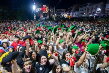 Miles de voces dan la bienvenida a la fiesta en Petrer