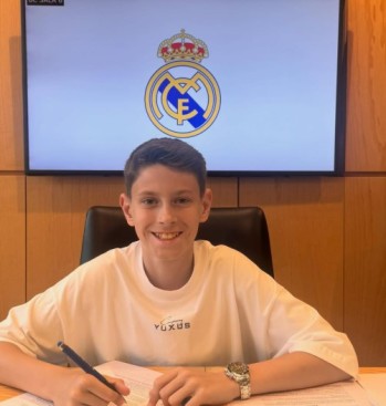 El eldense de 13 a&ntilde;os Hugo Navarro ampl&iacute;a su contrato con el Real Madrid