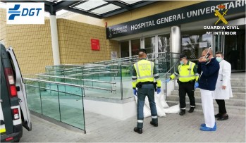La Guardia Civil entrega material de protecci&oacute;n al Hospital procedente de Montealegre 