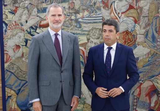 El rey Felipe VI recibi&oacute; a Carlos Maz&oacute;n con su corbata del zapato eldense