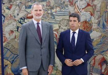 El rey Felipe VI recibi&oacute; a Carlos Maz&oacute;n con su corbata del zapato eldense