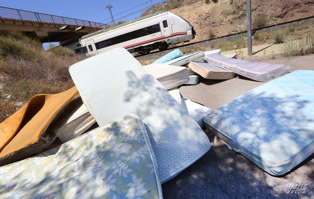Aparecen más de 120 colchones abandonados en las calles de Elda en un solo día Aparecen más de 120 colchones abandonados en las calles de Elda en un solo día
