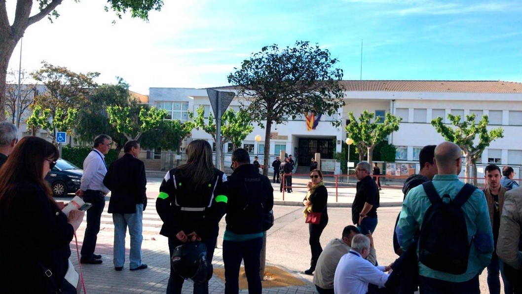 Desalojan el colegio Rambla dels Molins de Petrer por una falsa amenaza de bomba Desalojan el colegio Rambla dels Molins de Petrer por una falsa amenaza de bomba