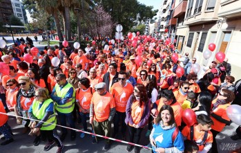 Una marea coral inunda la ciudad con la 13&ordf; Marcha a pie "Elda Anda"