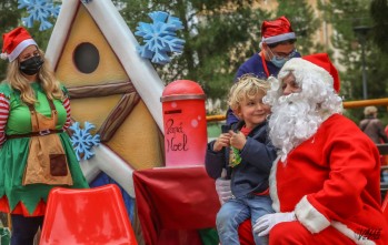 Los peque&ntilde;os piden sus deseos a Pap&aacute; Noel en la Plaza Castelar