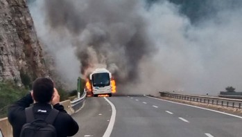 Arde el autob&uacute;s que trasladaba a nueve jugadoras de balonmano de Elda y Petrer