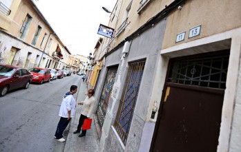 La Polic&iacute;a Local de Elda detiene a dos personas acusadas de robar en varios cuartelillos de la calle Barber&aacute;n y Collar