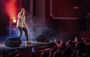 Subze actu&oacute; en el Teatro Castelar y anim&oacute; a los j&oacute;venes a no dejar los estudios