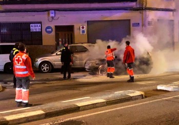 Cruz Roja y Polic&iacute;a Local ayudan a sofocar el incendio de un coche en Elda
