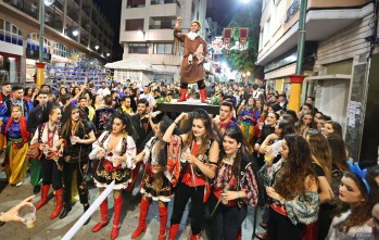 Los festeros disfrutaron en la calle de la &uacute;ltima noche de Moros y Cristianos