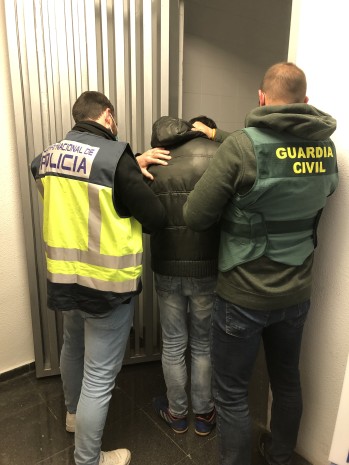Detienen a un hombre al que se le atribuye el robo de 70 piezas ornamentales en cementerios