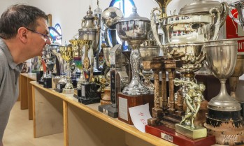 El Eldense cede sus trofeos al carecer de espacio para exponerlos