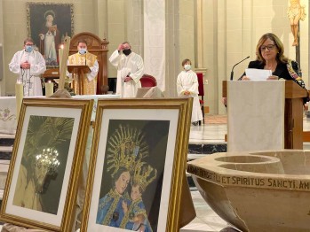 Carmen Casta&ntilde;o dona dos cuadros de los Santos Patronos a Santa Ana
