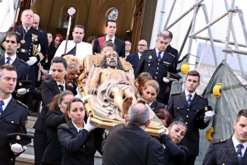 Solemnidad y devoci&oacute;n en el Santo Entierro
