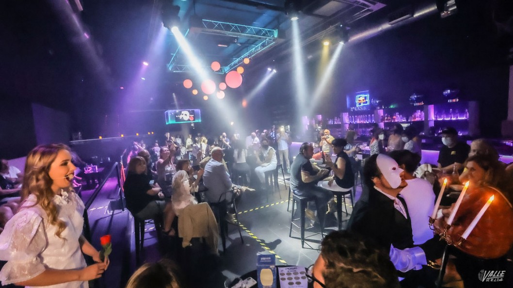 "El fantasma de la ópera" se estrena con éxito en la discoteca Pose "El fantasma de la ópera" se estrena con éxito en la discoteca Pose