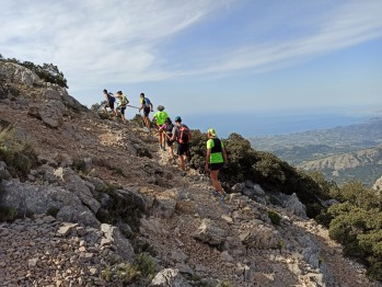 Dos personas invidentes hacen cumbre en el Puig Campana por primera vez con la ayuda de Zancadas sobre Ruedas