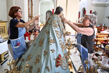 Las camareras visten a la Virgen en uno de los actos m&aacute;s solemnes de las Fiestas Mayores