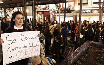 Padres y alumnos del IES Valle de Elda se concentran en Sagasta contra el cierre de ESO y Bachiller en su centro
