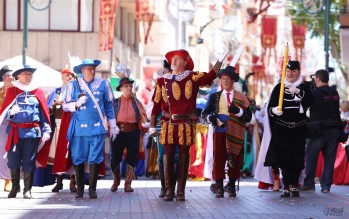 Un espectacular desfile para conmemorar los 75 a&ntilde;os de los Moros y Cristianos de Elda