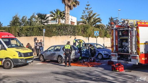 Accidente entre dos coches en la avenida de Ronda