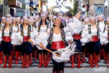 Elda disfruta la Retreta, el primer desfile de los Moros y Cristianos