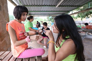 Voluntarios para que las personas con discapacidad disfruten de un campamento de verano