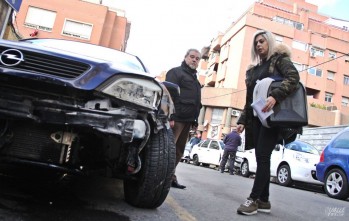 Cinco veh&iacute;culos implicados en un accidente en el centro de Elda