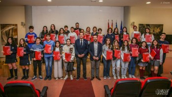 Treinta estudiantes de Elda reciben reconocimientos por sus expedientes acad&eacute;micos