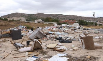  Retiran m&aacute;s de 120 toneladas de escombros y basura de los parajes de Elda