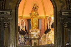 La Ofrenda de Flores re&uacute;ne a los falleros ante los Santos Patronos de Elda