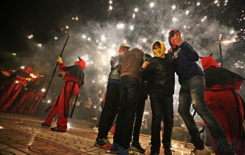El fuego y la p&oacute;lvora despiden las Fiestas Patronales de Petrer con un espectacular Correfoc