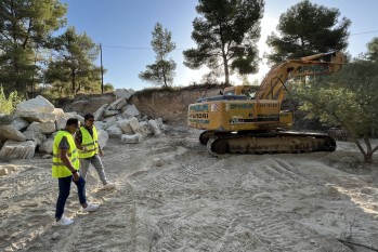 Petrer construye un muro de contenci&oacute;n en el camino de la Almadraba