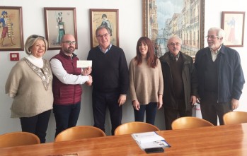 La Junta Central de Comparsas entrega la recaudaci&oacute;n de "El Tenorio" al Centro Ema&uacute;s