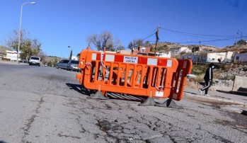 Un socav&oacute;n en el Paseo de la Mora obliga a cortar de nuevo la v&iacute;a al tr&aacute;fico