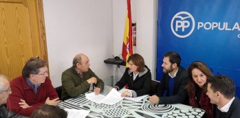 La presidenta del PP valenciano  Isabel Bonig se re&uacute;ne en Elda con la Asociaci&oacute;n de Jubilados