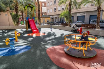 Los eldenses ya disfrutan de la plaza Luis Braille