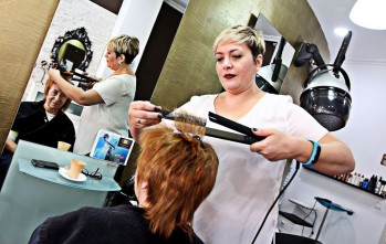 Cuatro kilos de comida por un corte de pelo 