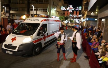 El desmayo de una comparsista z&iacute;ngara paraliza el desfile durante 15 minutos