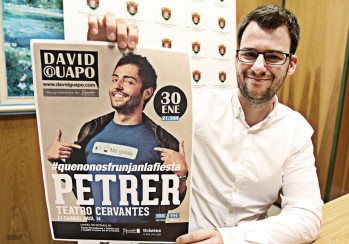 El mon&oacute;logo de David Guapo, cuelga el cartel de "agotado" en el Teatro Cervantes de Petrer