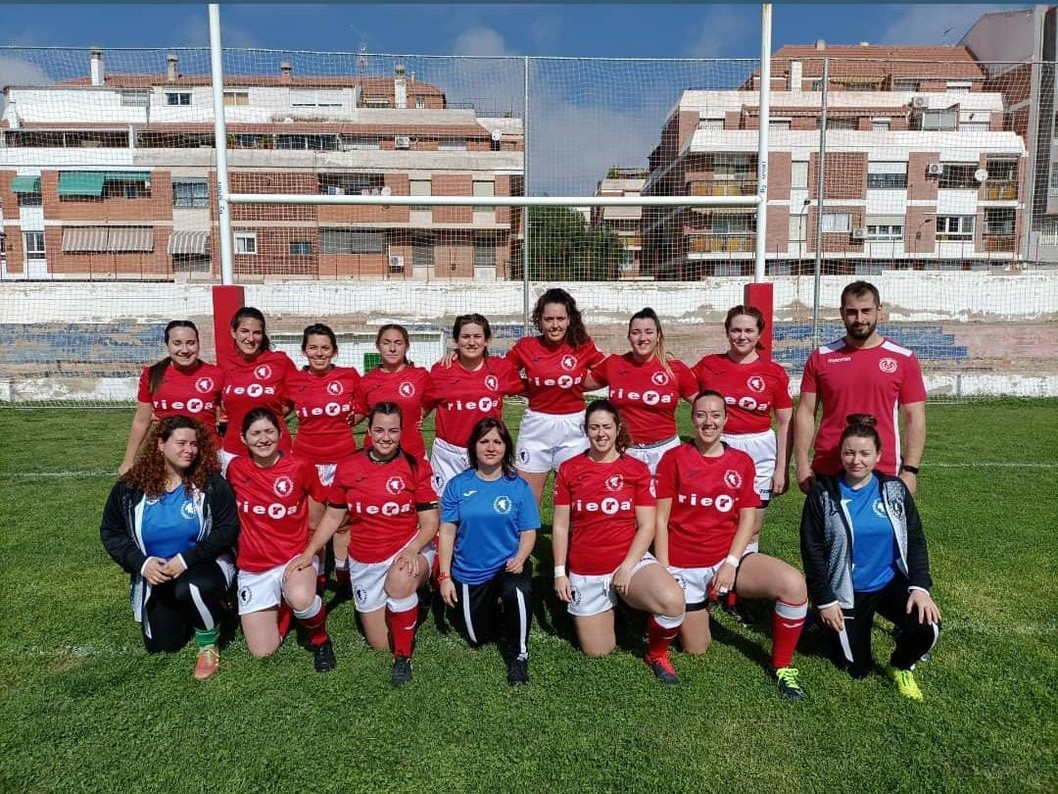 El equipo femenino del Monastil Rugby celebra su vuelta con una victoria El equipo femenino del Monastil Rugby celebra su vuelta con una victoria