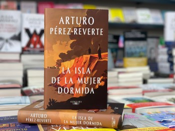 "La isla de la mujer dormida" de Arturo P&eacute;rez Reverte