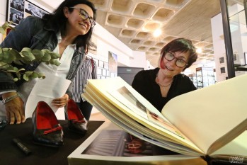 La prestigiosa escritora eldense Elia Barcel&oacute; entrega sus zapatos favoritos al Museo del Calzado