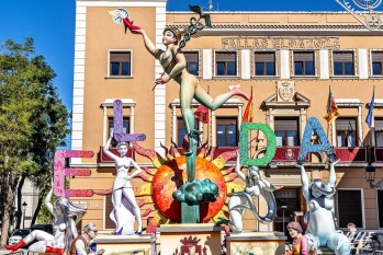 Las 20 fallas ya lucen imponentes en los diez distritos