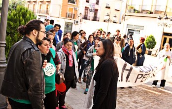 La PAH se concentra ante el Consistorio para reivindicar viviendas para dos madres solteras desahuciadas