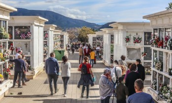 Miles de personas vuelven a los cementerios para honrar a sus seres queridos