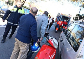 Dos heridos tras un choque lateral entre un ciclomotor y un coche en Elda