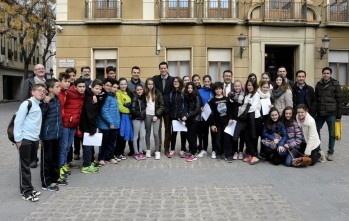 Los alumnos del IES Valle de Elda realizan una visita al casco antiguo utilizando cuatro lenguas